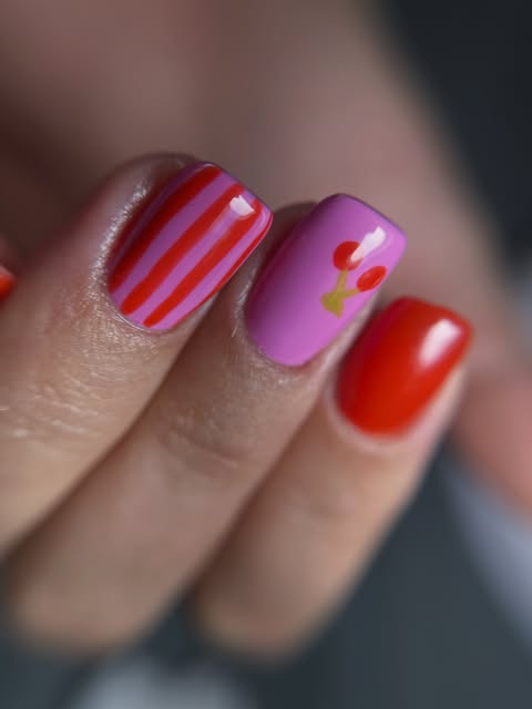 Nail art rojo, rosa y cerezas pintadas a mano