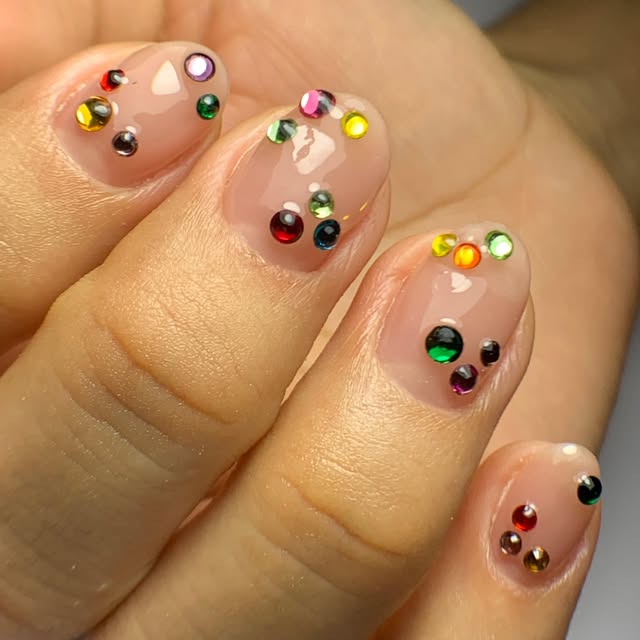 Uñas naturales decoradas con cristales de colores