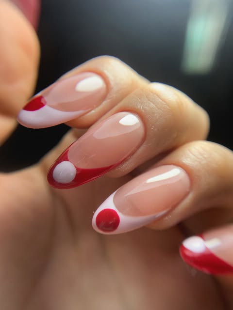 Diseño de uñas rosa y rojo realizado por Mariana Nail Studio